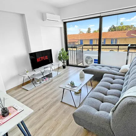 Unbeatable Location! Modern 2br Ларнака